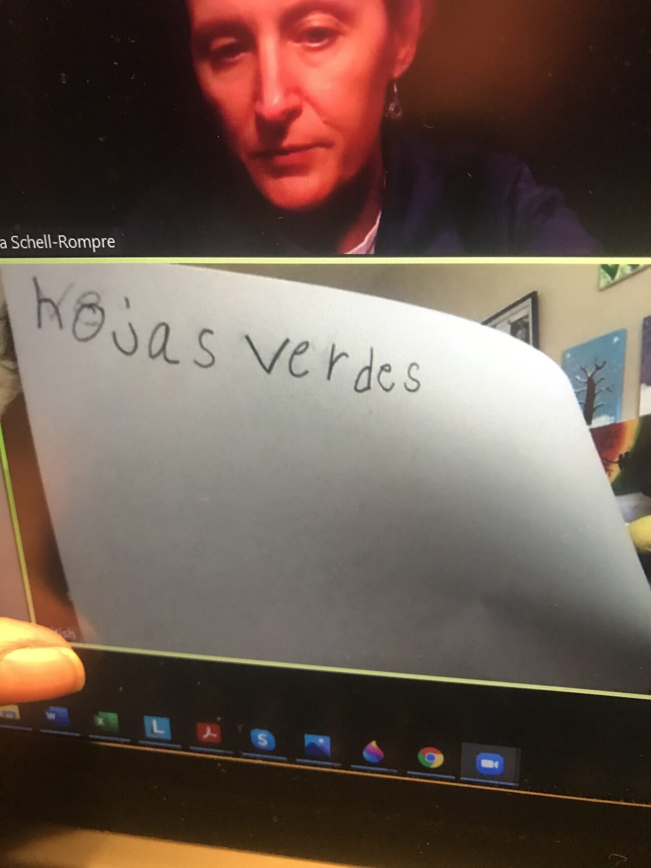 A person holding up a paper with the words " hours verdes ".